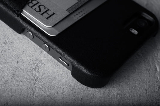 iPhone 5s Leather Wallet Case Black Lifestyle 003