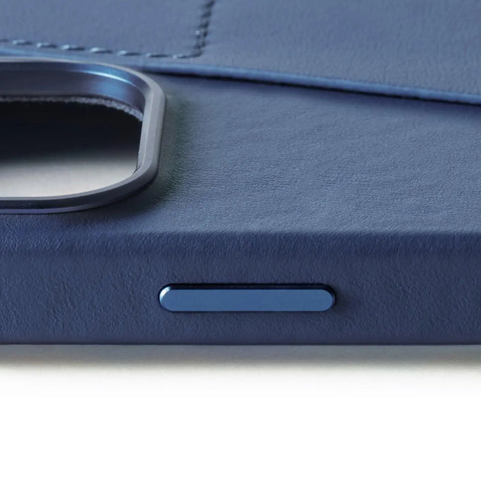 Raised Camera Bump
and Screen bezel for
protection
