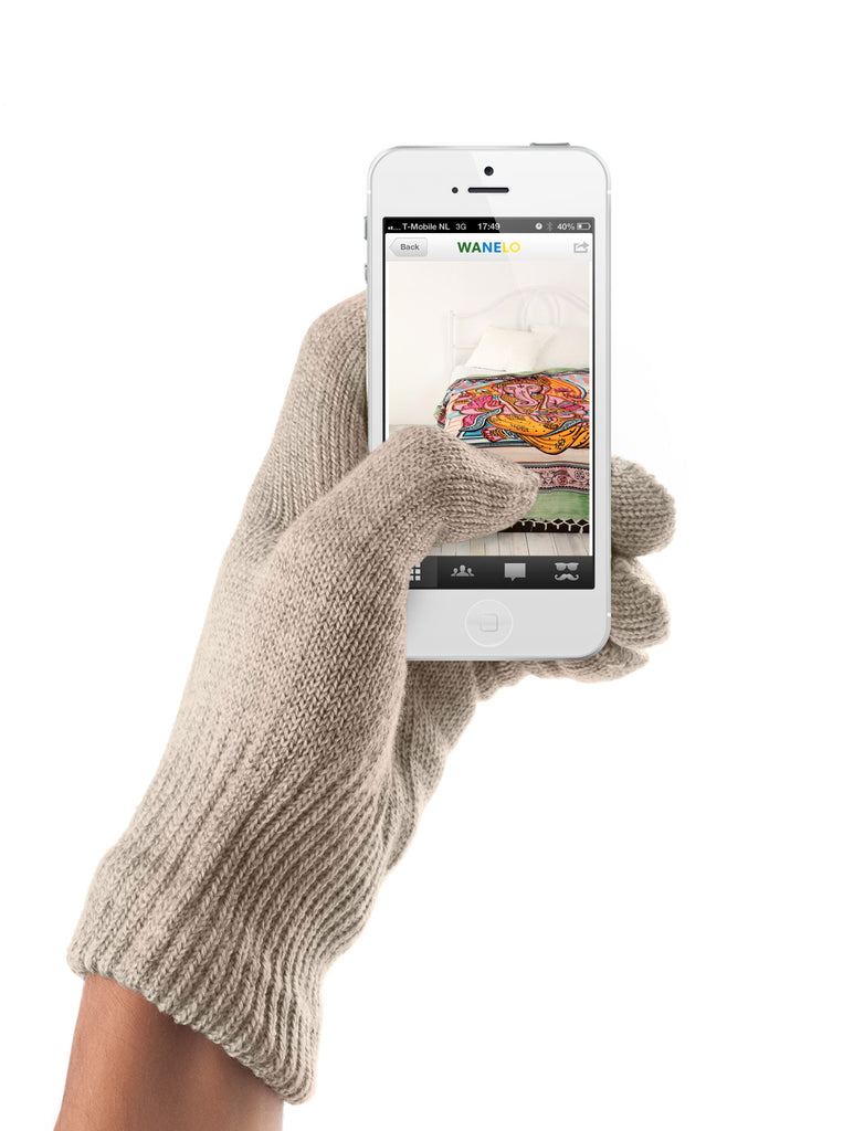 Mujjo Touchscreen Glove, Sandstone, holding phone